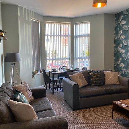 Blackpool Sleepover Apartment 1 Free Parking Sleeps 6 ภายนอก รูปภาพ